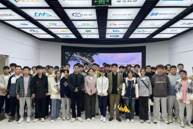 创新创业学院组织学生参观潭滨科技创新园区